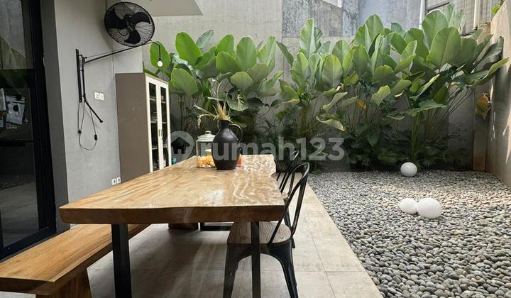 Easy Upgrade U 4 Kamar Rumah Industrial dengan Taman Samping di Bintaro Jaya Sektor 9