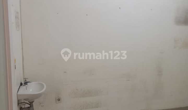 Strategic 2-Story Shop House for Rent on Jalan Raya Cibabat, Cimahi. Strategic 2-Story Shop House for Rent on Jalan Raya Cibabat, Cimahi.