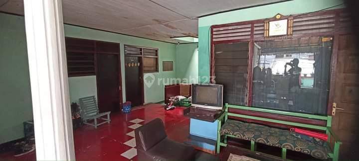 ruang tamu rumah 2 lantai dalam komplek