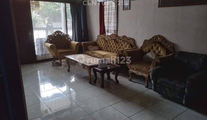 ruang tamu rumah 2 lantai dalam komplek