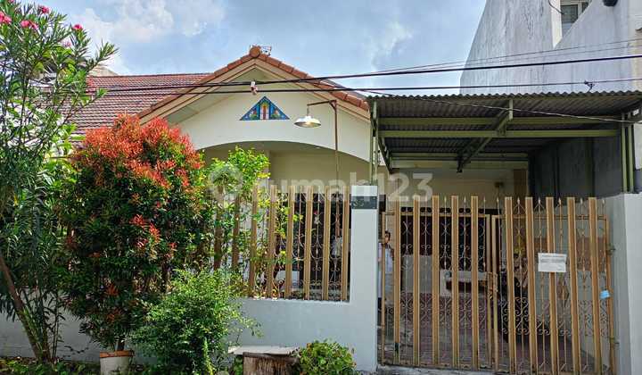 Simple Nice 1-Story House in the Darmo Permai Utara Area.