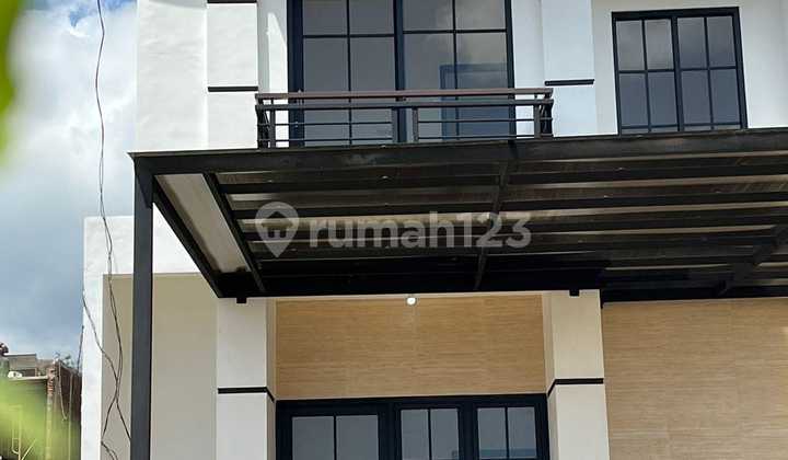 Dijual Rumah Ekslusif Bergaya American Clasic yg Jauh dari Hiruk Pikuk Kota dengan pemadangan pegunungan