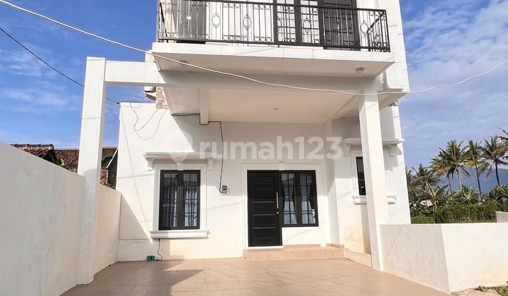 Modern House in Malang City, American Classic Concept, 250 meters from the Provincial Axis. Modern House in Malang City, American Classic Concept, 250 meters from the Provincial Axis.