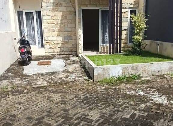 For sale at a loss.... ready-to-occupy house, new building + large land area. 2