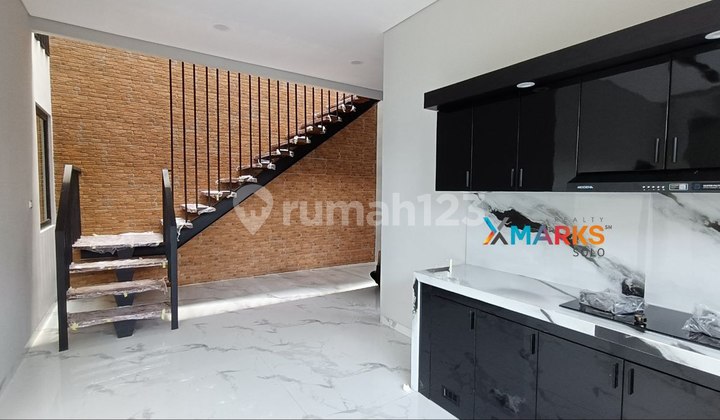 Rumah Baru Mewah Swimming Pool Kota Solo Istimewa