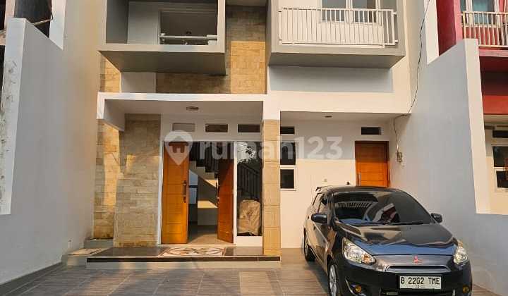 Rumah 2 Lantai Area Parkir Luas Dekat Dengan Pintu Tol Dekat Dengan Pusat Perbelanjaan Berlokasi Dikalimalang