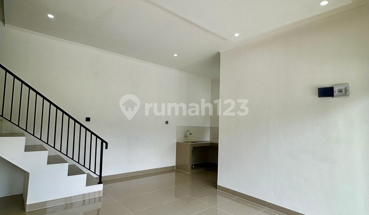 Rumah 2 Lantai Mewah Bebas Banjir Nyaman Ditempati Tempat Parkir Luas 2