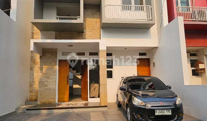 Rumah 2 Lantai Siap Huni Lokasi Sangat Strategis Dekat Dengan Pintu Tol
