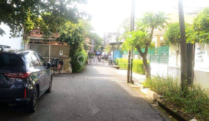 tampak depan rumah lama lokasi strategis di