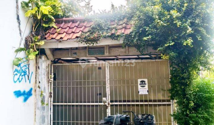 tampak depan rumah lama lokasi strategis di