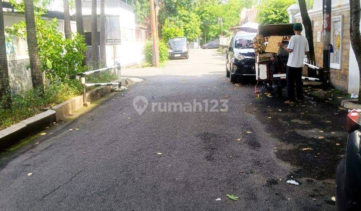 tampak depan rumah lama lokasi strategis di