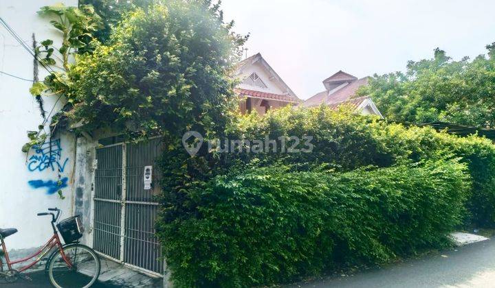 tampak depan rumah lama lokasi strategis di