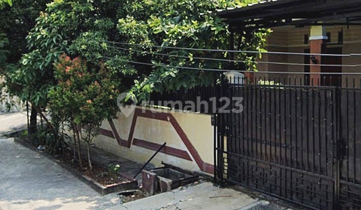 Residential House on Cempaka Putih Tengah Street, Central Jakarta Residential House on Cempaka Putih Tengah Street, Central Jakarta
