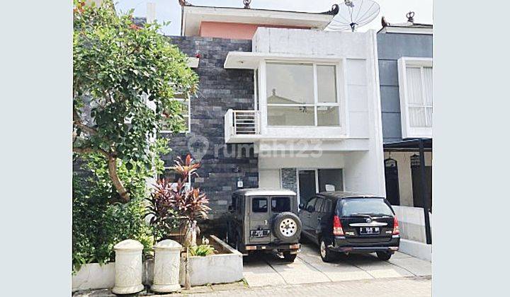 tampak depan rumah hunian 2 lantai di
