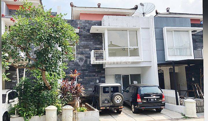 tampak depan rumah hunian 2 lantai di