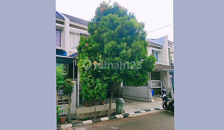 tampak depan rumah hunian di perum mampang