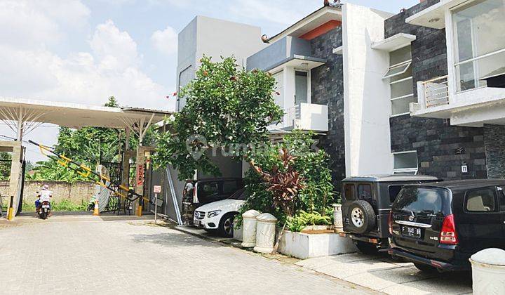 tampak depan rumah hunian 2 lantai di
