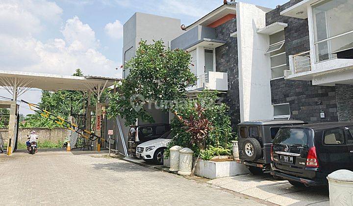 tampak depan rumah hunian 2 lantai di
