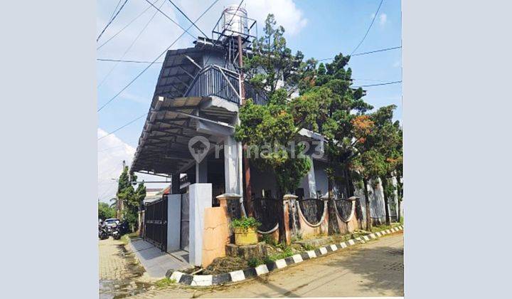 tampak depan rumah hook di komplek persada