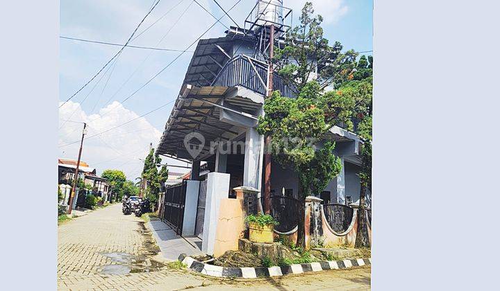 tampak depan rumah hook di komplek persada