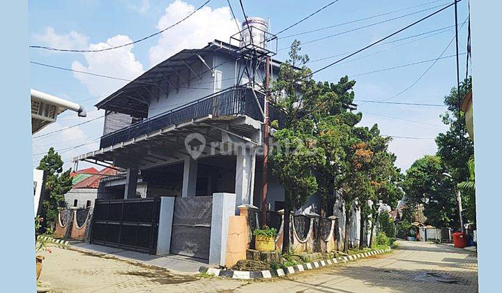 tampak depan rumah hook di komplek persada