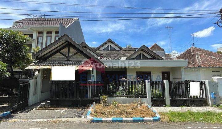 Rumah 2 Lantai dengan Layout Luas dan banyak kamar  1