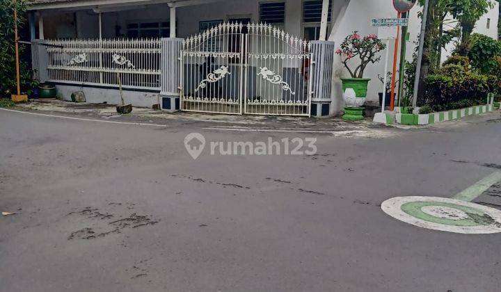 Rumah bangunan lama lokasi pandat penduduk ,dekat fasum dn berbagai kuliner d pusat kota malang 2