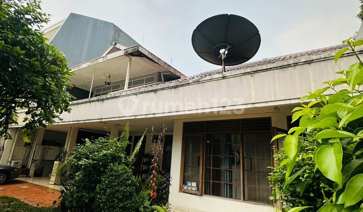 Old 2-Story House in Cibeber Kebayoran Baru 2