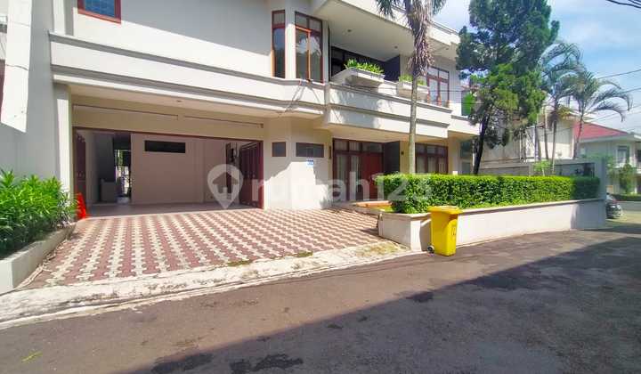 2-Story Luxury Townhouse in Tb Simatupang Near Oleos 2-Story Luxury Townhouse in Tb Simatupang Near Oleos