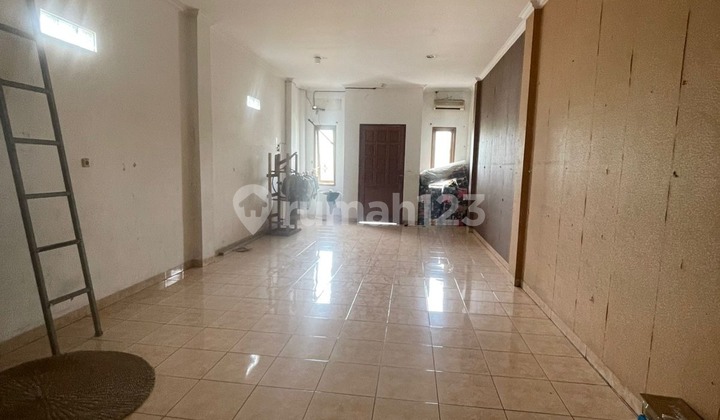 Ana Rumah Uk 4.5X22m di Pinggir Jalan Raya Jelambar