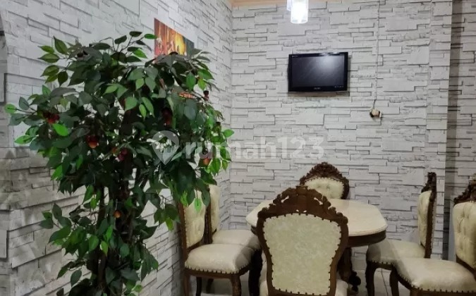 ANA RUMAH SEMI FURNISHED 9X17M² DI JELAMBAR