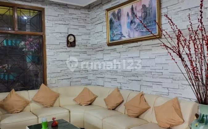 ANA RUMAH SEMI FURNISHED 9X17M² DI JELAMBAR