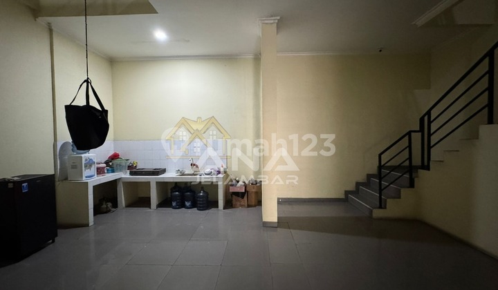 ANA RUKO GANDENG UK 8X22M DI JALAN RAYA JELAMBAR 2