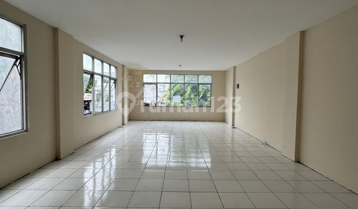 ANA RUKO UK 5.5X15M DI PINGGIR JALAN RAYA JELAMBAR ANA RUKO UK 5.5X15M DI PINGGIR JALAN RAYA JELAMBAR