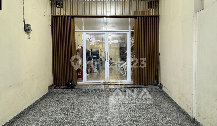 ANA OWNS A SHOP HOUSE WITH A LAND AREA OF 100M² IN JELAMBAR 2