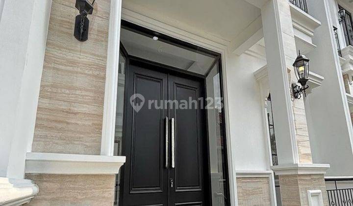 Dalam Townhouse Modern Classic Bagus 1