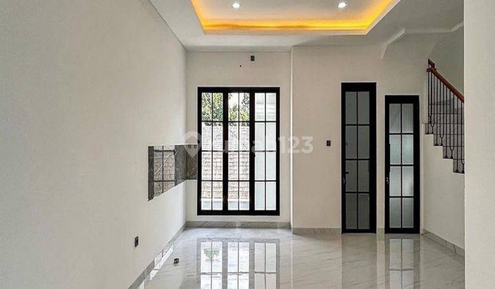 Dalam Townhouse Modern Classic Bagus 2