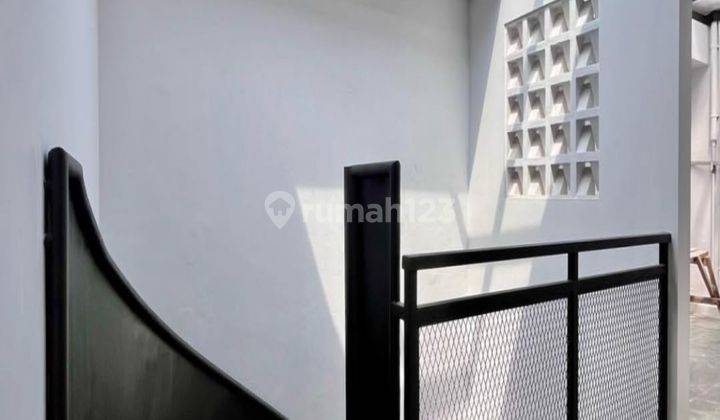 Bangunan 2 Lantai + Attic, Siap Huni Dekat Tb Simatupang 2