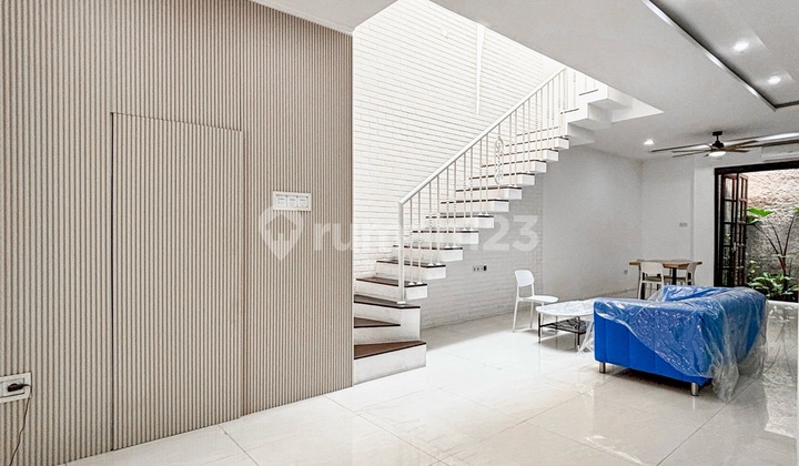 Cilandak New 3-Story Ready-to-Occupy House Cilandak New 3-Story Ready-to-Occupy House