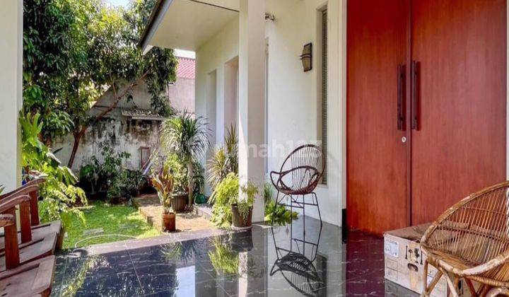 Rumah Design Classic European Terawat Siap Huni Tanah Luas 2