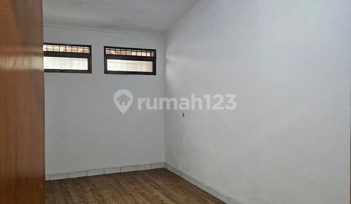 For sale, ready-to-occupy house in Sumbersari, Pasirkoja, Bandung City, Sayap Holis.