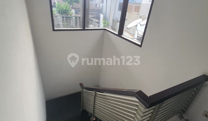 For Sale House in the Elite Area of Singgasana Pradana, Bandung City, Moh Toha, Mekarwangi