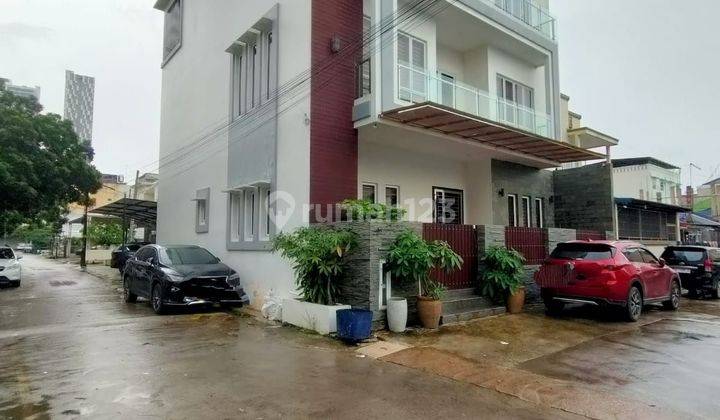 Rumah Hook Cantik 3 Lantai Taman Nagoya Indah Batam 1