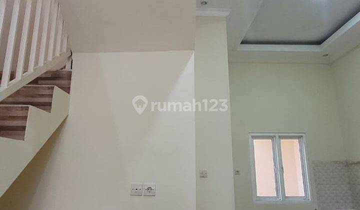 Rumah 2 Lantai Sudah Renovasi Unfurnished SHM di 70 Meter Dari Raya Medokan, Surabaya 2