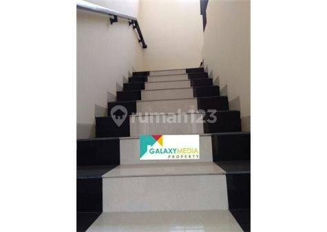 Rumah 2 Lantai Bagus Semi Furnished SHM di Pondok Gede, Bekasi 2