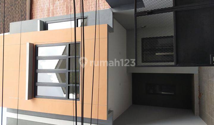 Rumah 3 Lantai Baru SHM di Kebayoran Lama, Jakarta Selatan 1