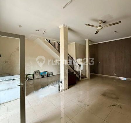 2-story shop house, located on the side of Cinere Main Road, Depok. 2
