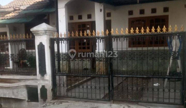 tampak depan rumah di villa bogor indah