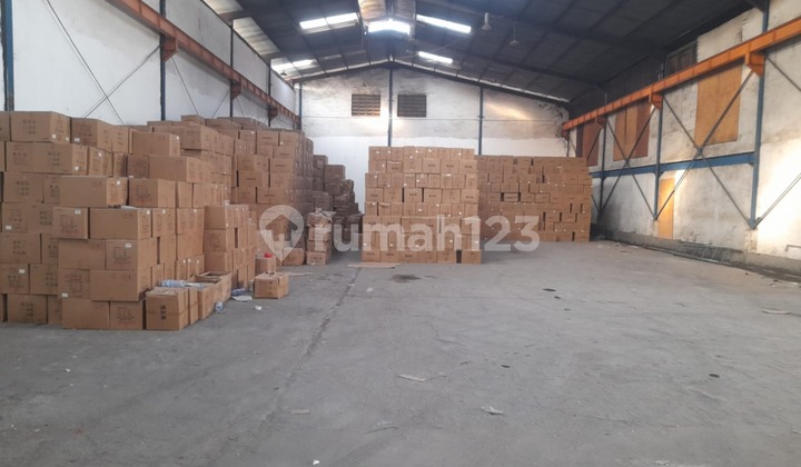 Warehouse for Rent Ready to Use, 1,200 m2 Area, on Jalan Raya Bekasi, Container Truck Access, Cakung 013