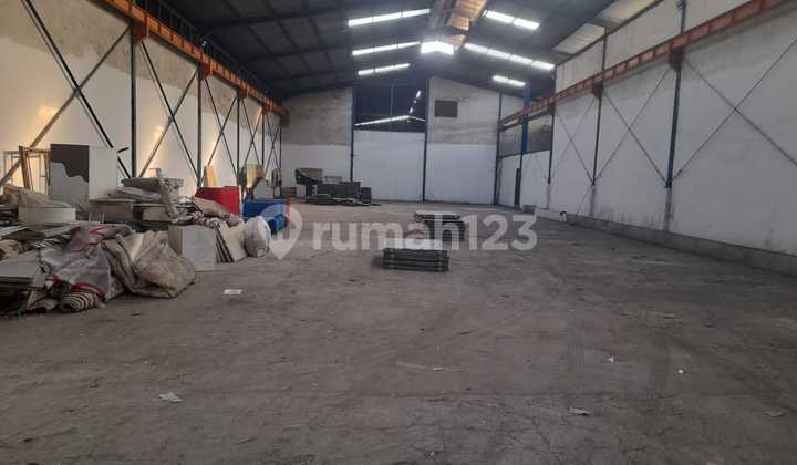 Warehouse for Rent Ready to Use, 1,200 m2 Area, on Jalan Raya Bekasi, Container Truck Access, Cakung 013